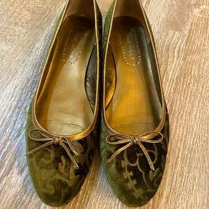 Nine West Green Velvet Flats with Bronze Bow & Trim, size 8, NWSHEM DRKGN/BRNZ